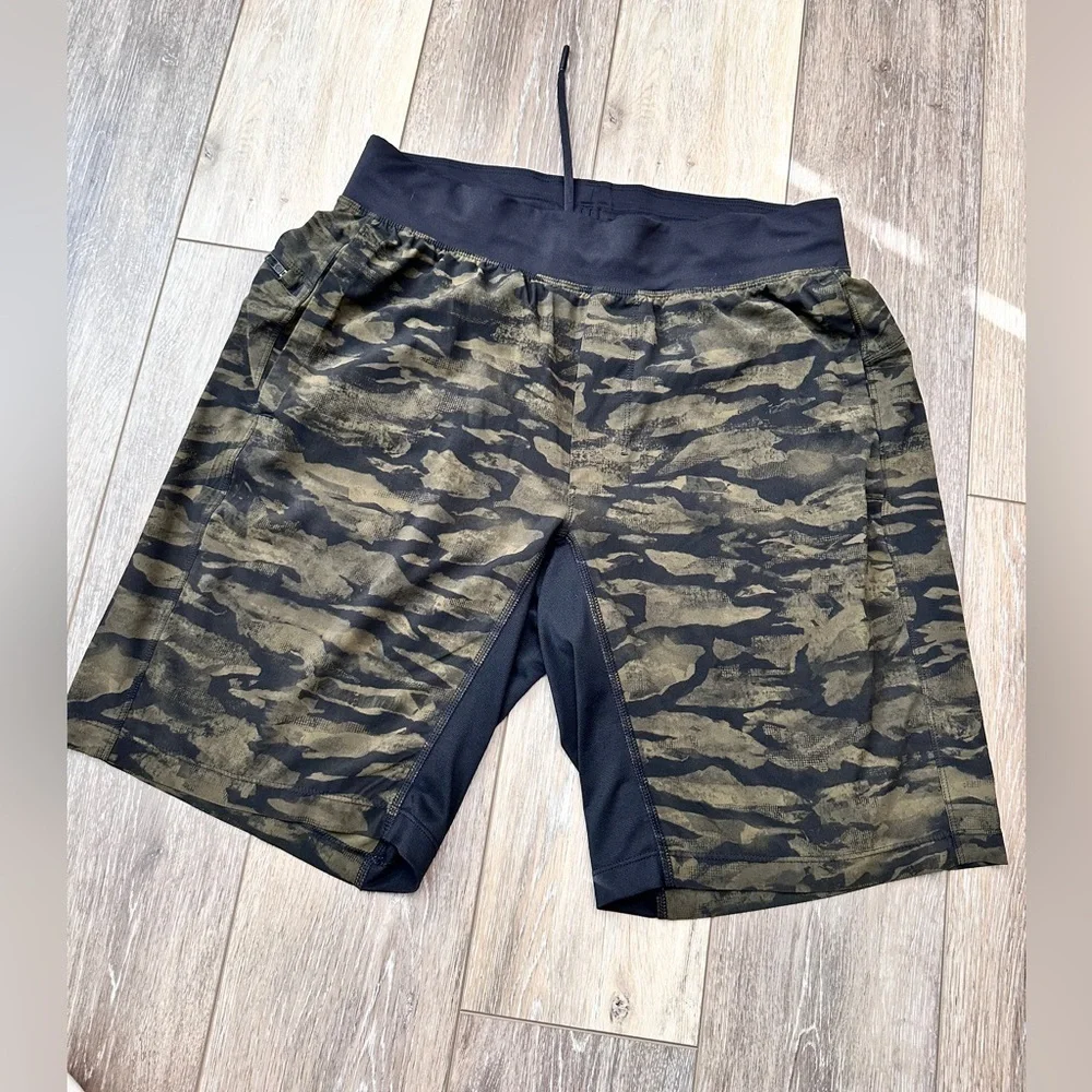 🖤 Men’s Lululemon Camouflage 9” shorts with pockets Size Medium excellent.